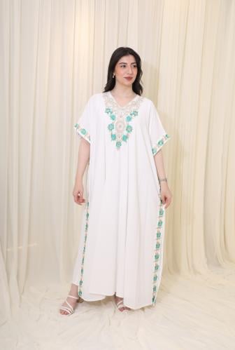 جلابية أنيقة بتطريز فخم وقصة واسعة مريحة