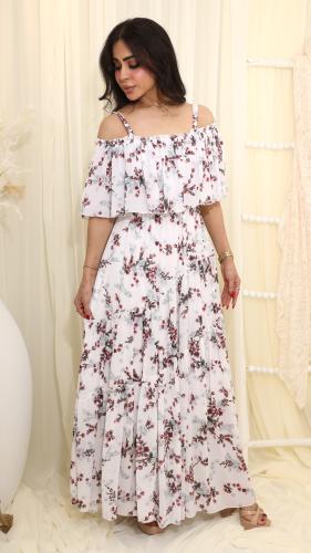 فستان أبيض بطبعات أزهار وأكتاف مكشوفة