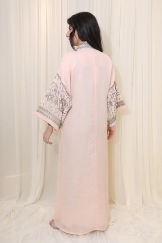 جلابية أنيقة بأكمام مطرزة لمظهر فاخر