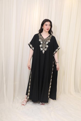 جلابية أنيقة بتطريز فخم وقصة واسعة مريحة