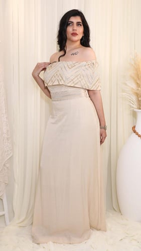 جلابية راقية بأكتاف مكشوفة وتصميم عصري