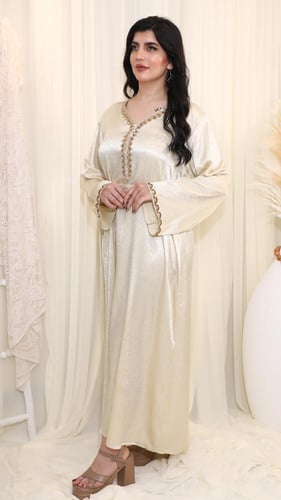 جلابية ذهبية لامعة بتطريز فاخر وتصميم أنيق