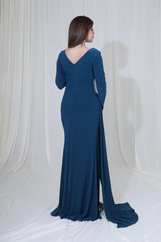 فستان سهرة طويل بتصميم ملكي وتطريز فخم