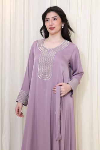 جلابية موف بتطريز فضي وتصميم أنيق