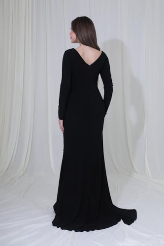 فستان سهرة طويل بتصميم ملكي وتطريز فخم