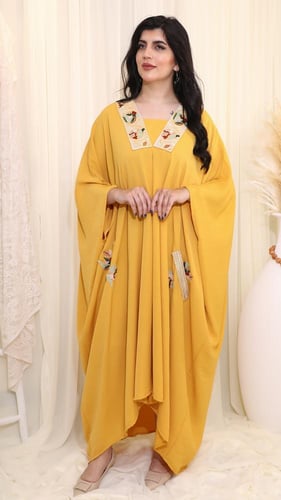 جلابية صفراء بتطريز شرقي وتصميم واسع