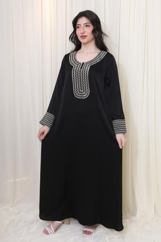 جلابية سوداء بتطريز فضي وتصميم أنيق