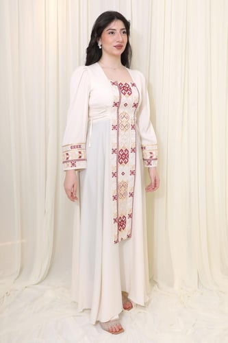 جلابية سكرية بتطريز تراثي وتصميم أنيق