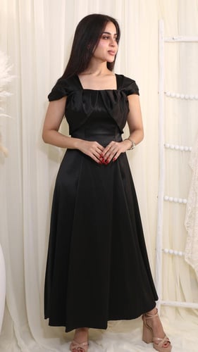 فستان أسود أنيق