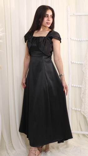 فستان أسود أنيق