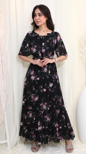 فستان طويل بنقشة زهور بنفسجية وخلفية سوداء بأكمام...