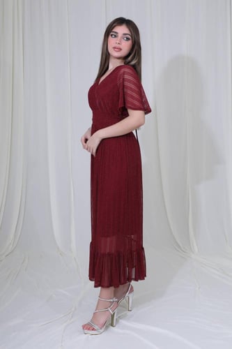 فستان طويل بتصميم بليسيه وأكمام شفافة