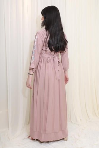 جلابية نسائية مطرزة بتصميم أنيق