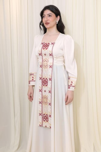 جلابية سكرية بتطريز تراثي وتصميم أنيق