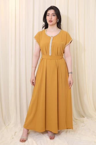 فستان طويل بأكمام قصيرة وتفاصيل دانتيل ناعمة