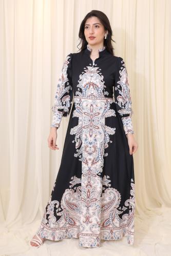 فستان طويل بنقشة أنيقة وتصميم كلاسيكي فاخر