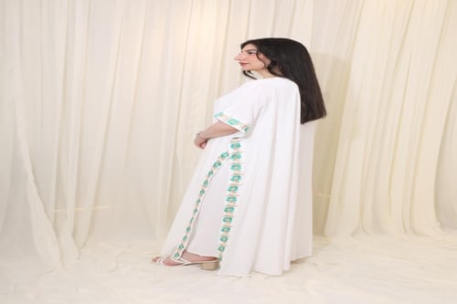 جلابية أنيقة بتطريز فخم وقصة واسعة مريحة