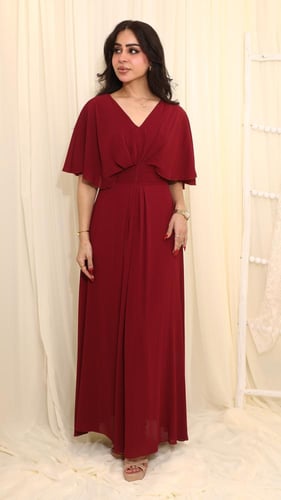 فستان عودي أنيقة بلمسات عصرية