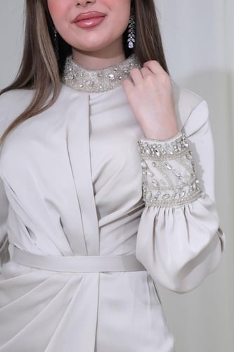 فستان سهرة بيج طويل بأكمام طويلة وتطريز فاخر