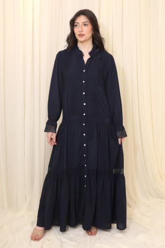 فستان طويل بتصميم أزرار وتفاصيل دانتيل أنيقة