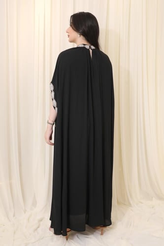 فستان طويل واسع بتصميم أنيق ولمسات راقية