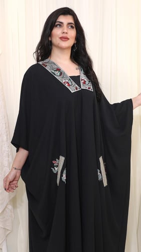 جلابية سوداء بتطريز يدوي فاخر