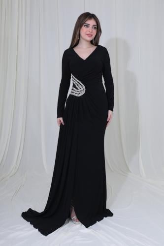 فستان سهرة طويل بتصميم ملكي وتطريز فخم