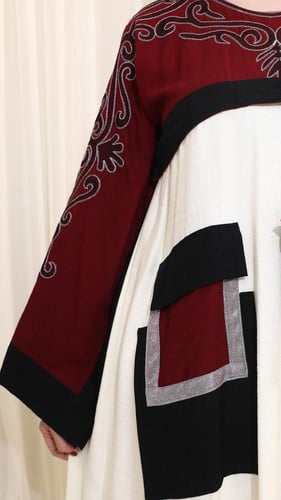 جلابية عودي وأبيض بتطريز تراثي