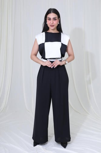 بلوزة ناعمة بأكمام قصيرة وتصميم مربعات عصري