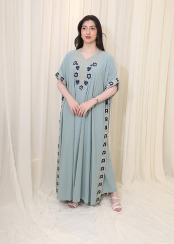 جلابية أنيقة بتطريز فخم وقصة واسعة مريحة