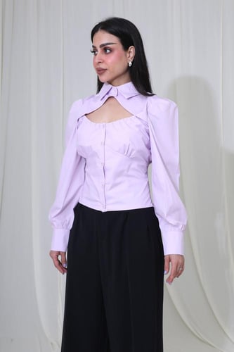 بلوزة بقصة عصرية بياقة رسمية وأكمام طويلة