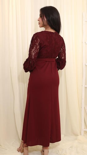 فستان سهرة دانتيل عودي بأكمام طبقات