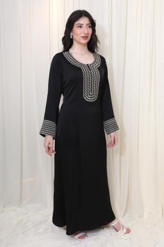 جلابية سوداء بتطريز فضي وتصميم أنيق