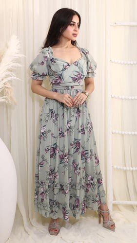 فستان زهور اخضر فاتح بأكمام منفوشة