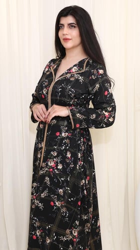 جلابية سوداء بطبعة أزهار ولمسات ذهبية