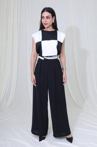 بلوزة ناعمة بأكمام قصيرة وتصميم مربعات عصري