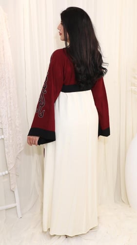 جلابية عودي وأبيض بتطريز تراثي