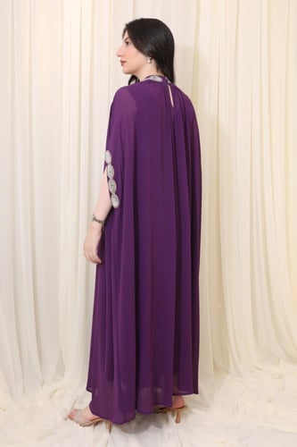 فستان طويل واسع بتصميم أنيق ولمسات راقية