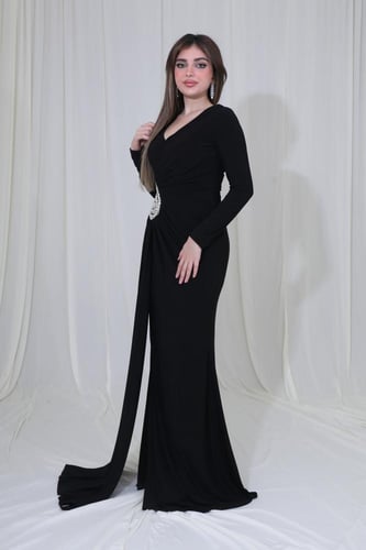 فستان سهرة طويل بتصميم ملكي وتطريز فخم