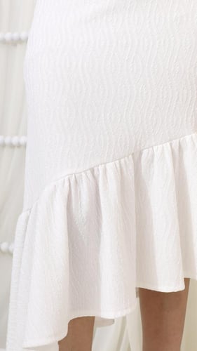 فستان أبيض متوسط الطول بكتف مكشوف