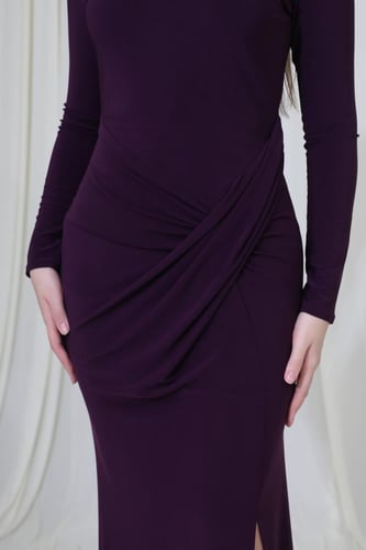 فستان سهرة طويل بقصة ضيقة وتطريز راقي