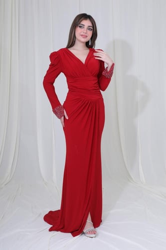 فستان أحمر أنيق بتصميم لف وتطريز على الأكمام