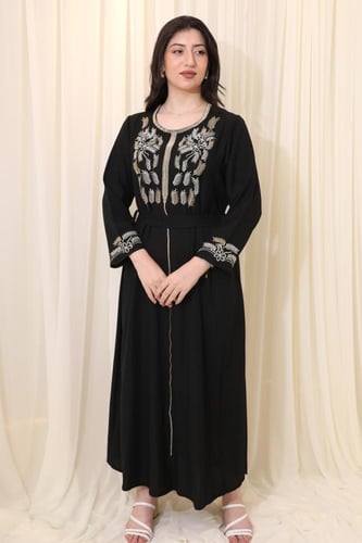جلابية طويلة بتطريز أنيق وتصميم واسع