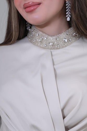 فستان سهرة بيج طويل بأكمام طويلة وتطريز فاخر