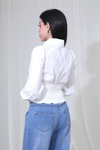 بلوزة بقصة عصرية بياقة رسمية وأكمام طويلة