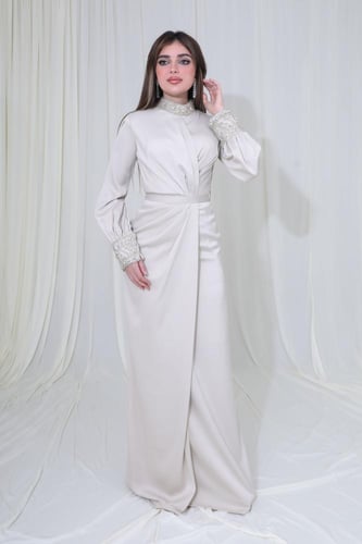 فستان سهرة بيج طويل بأكمام طويلة وتطريز فاخر