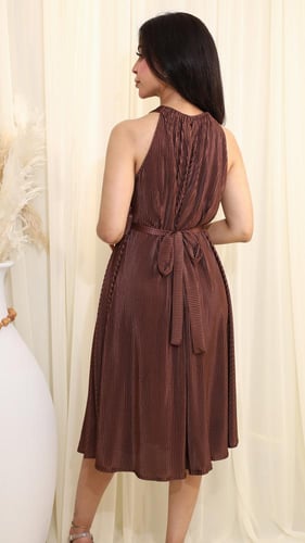 فستان ميدي بني بياقة هالتر بليسيه