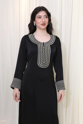 جلابية سوداء بتطريز فضي وتصميم أنيق