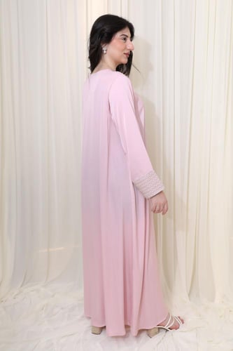 جلابية ورديه بتطريز فضي وتصميم أنيق