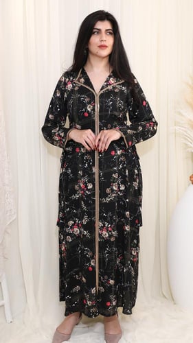 جلابية سوداء بطبعة أزهار ولمسات ذهبية